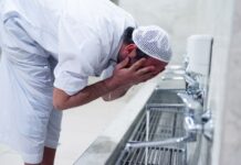 Air Sisa Wudlu Dibersihkan dengan Handuk