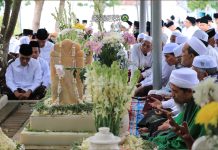 SUASANA KHIDMAT HAUL KE-57 KH. ZUBAIR DAHLAN & KIRIM DO’A KEPADA PARA MASYAYIKH DI KOMPLEK PEMAKAMAN SIMPEK SARANG